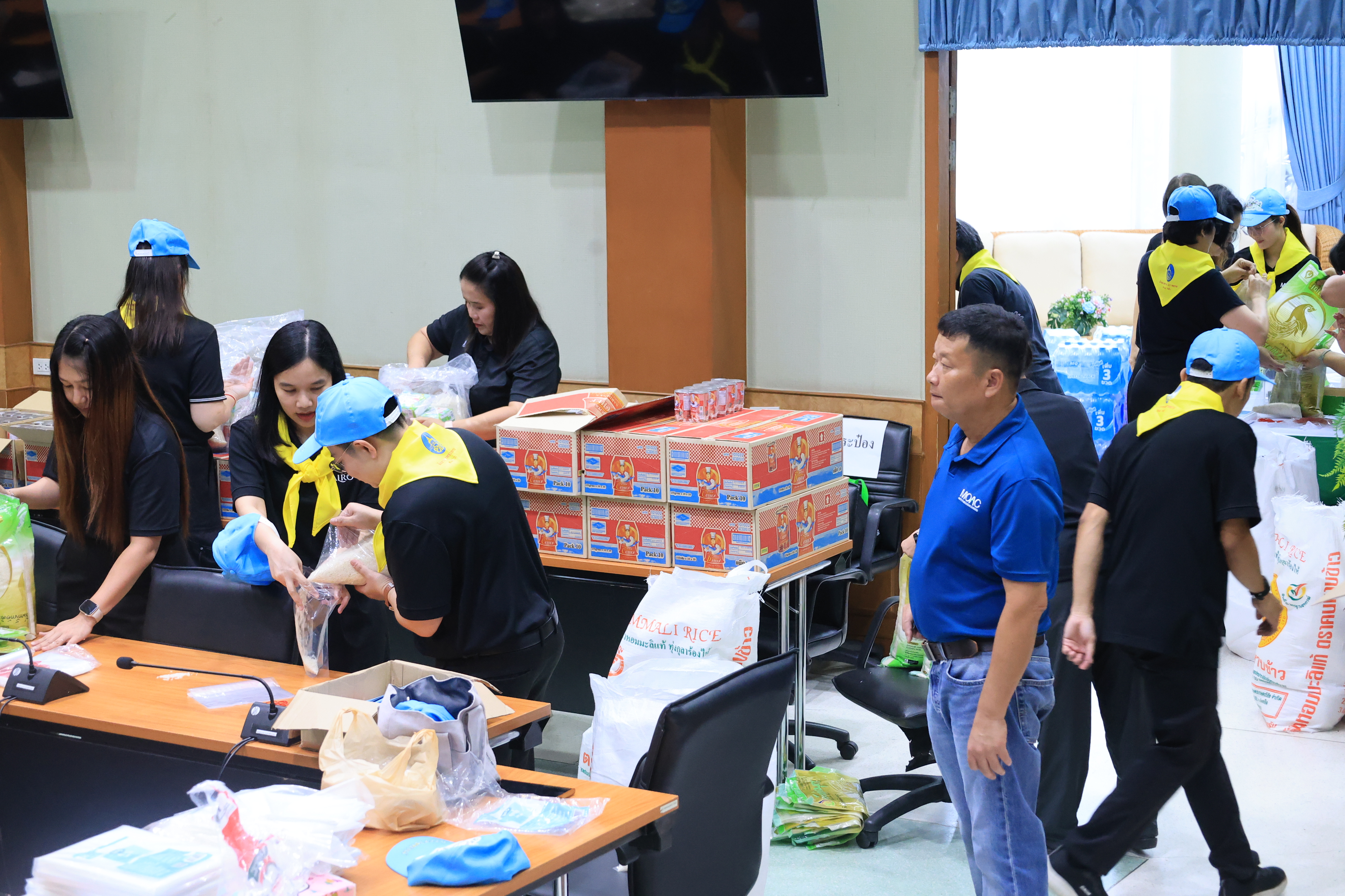 title - ส.ป.ก. ระดมจิตอาสาเตรียมถุงยังชีพ ส่งต่อความห่วงใยจาก รมช.เกษตรฯ ถึงมือผู้ประสบอุทกภัย